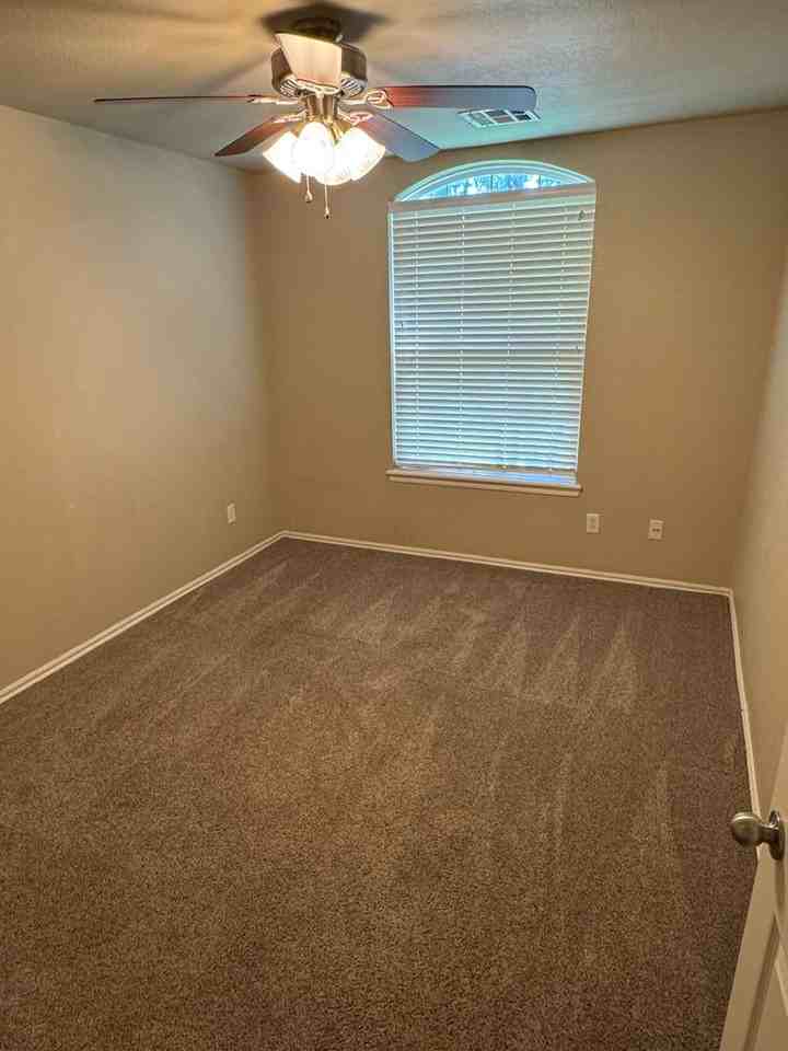 1629 Creekside Ln - Photo 5 of 10