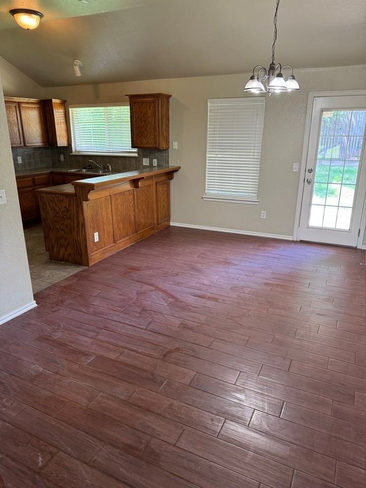 1629 Creekside Ln - Photo 3 of 10