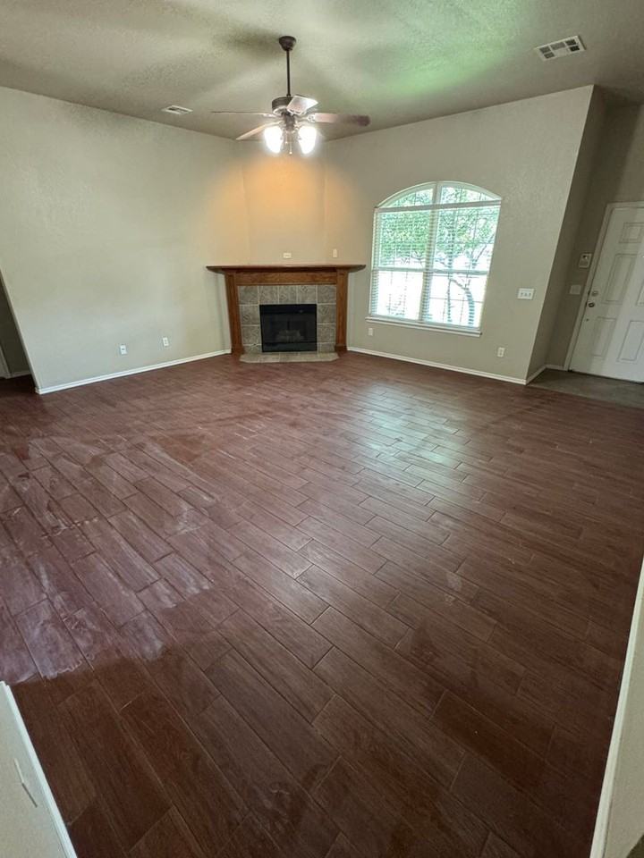 1629 Creekside Ln - Photo 2 of 10