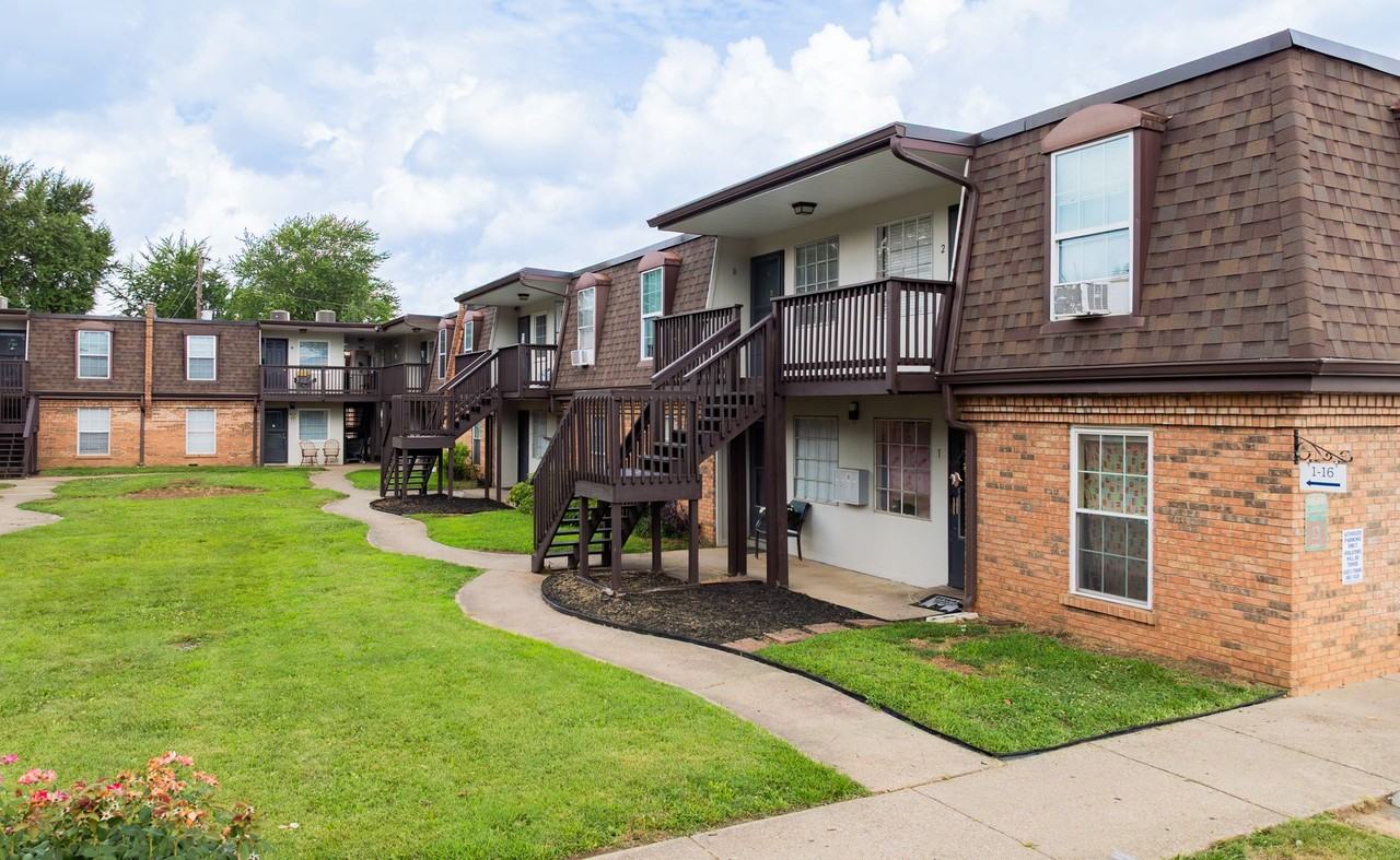 Chateau Royale Apartments - Photo 4 of 5