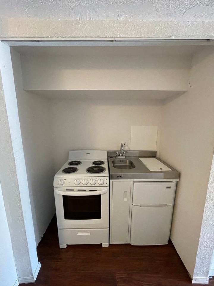 1503 Delta St - Photo 7 of 13