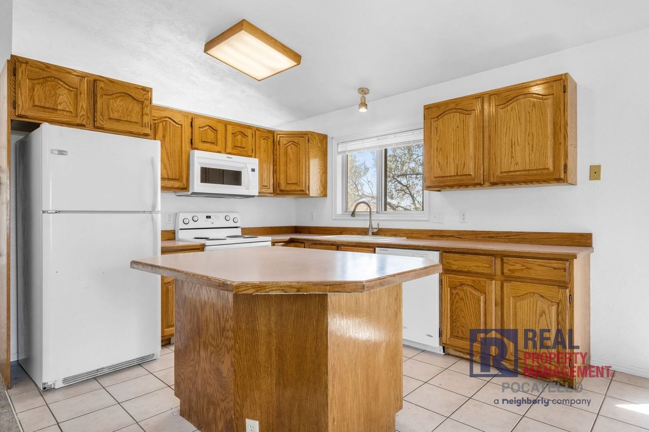 2192 Marigold St - Photo 3 of 26