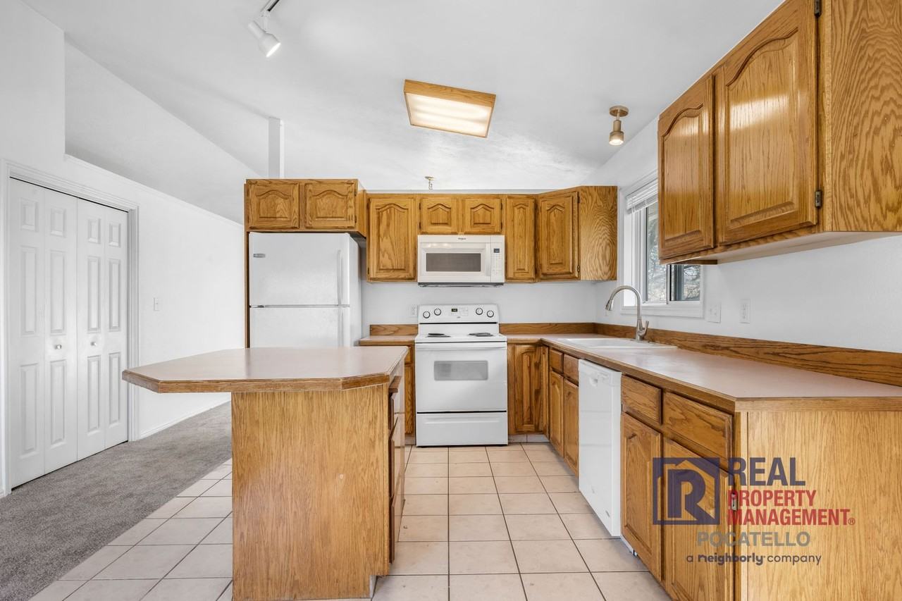 2192 Marigold St - Photo 4 of 26