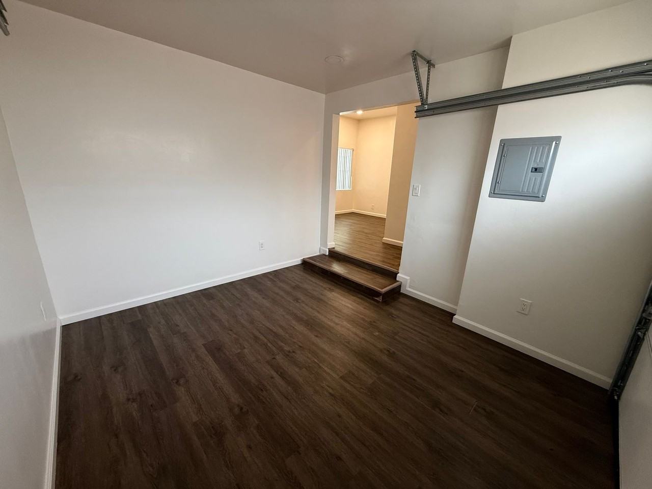 814 4th St - Photo 5 of 8