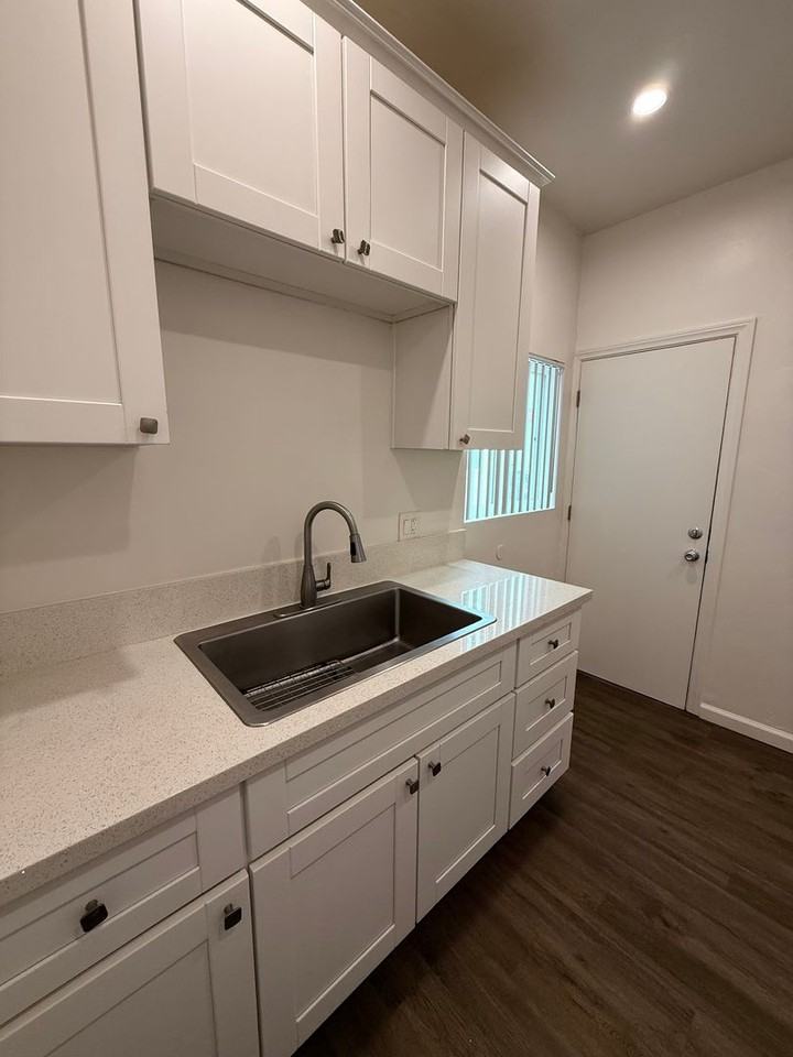 814 4th St - Photo 4 of 8