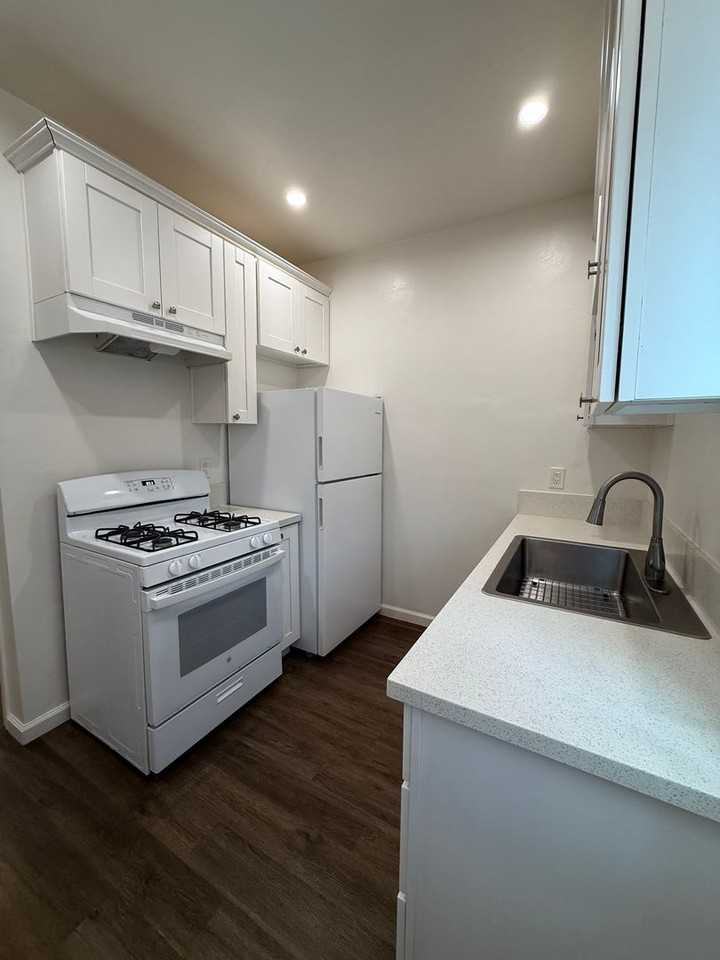 814 4th St - Photo 2 of 8