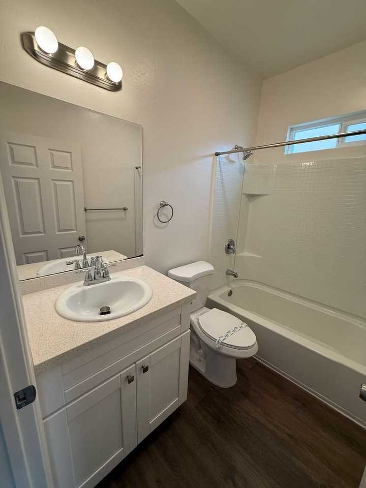 814 4th St - Photo 7 of 8