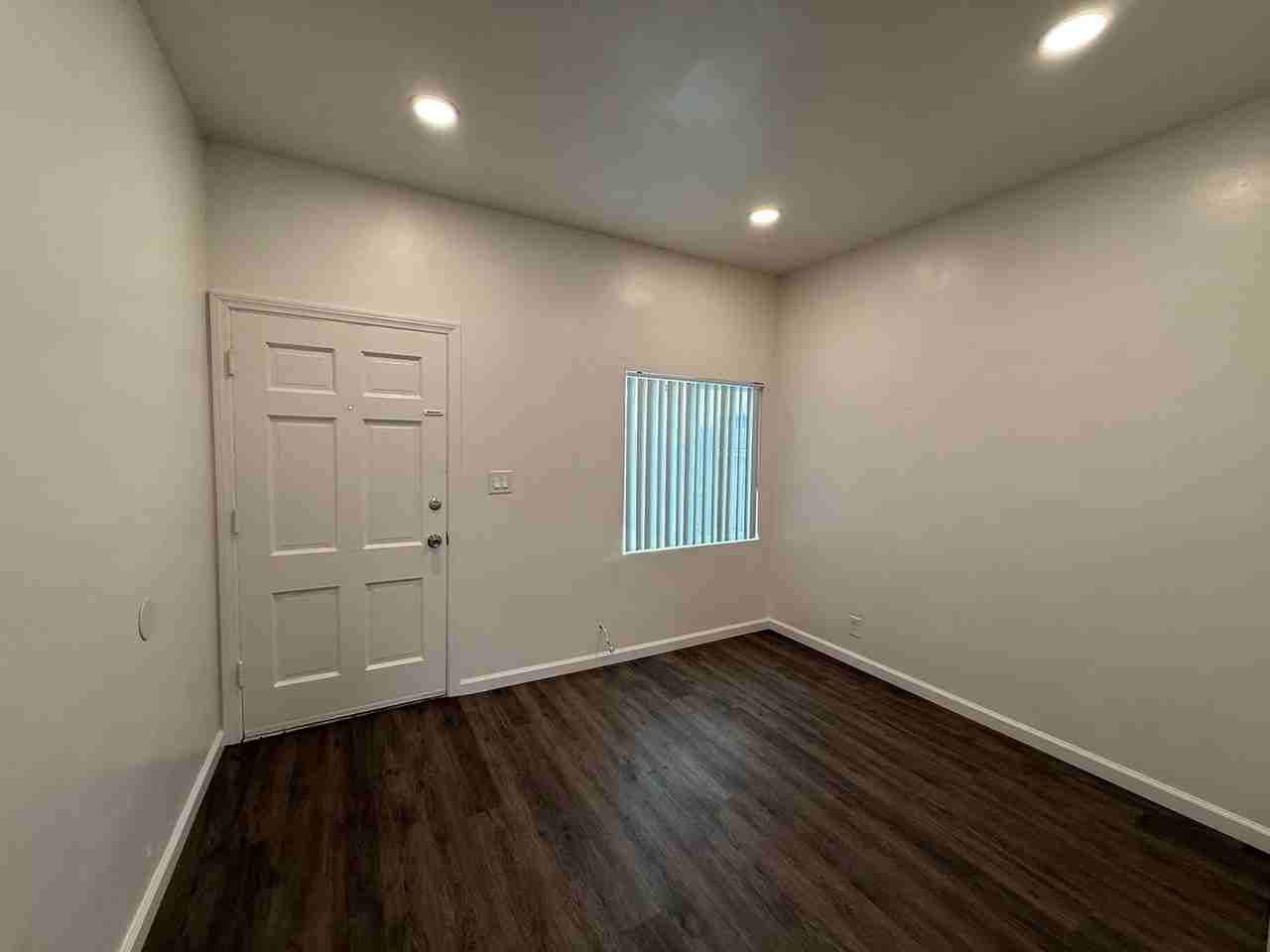 814 4th St - Photo 3 of 8