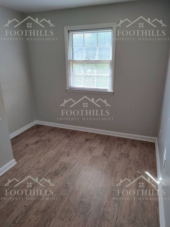 2505 Rolling Green Rd - Photo 2 of 21