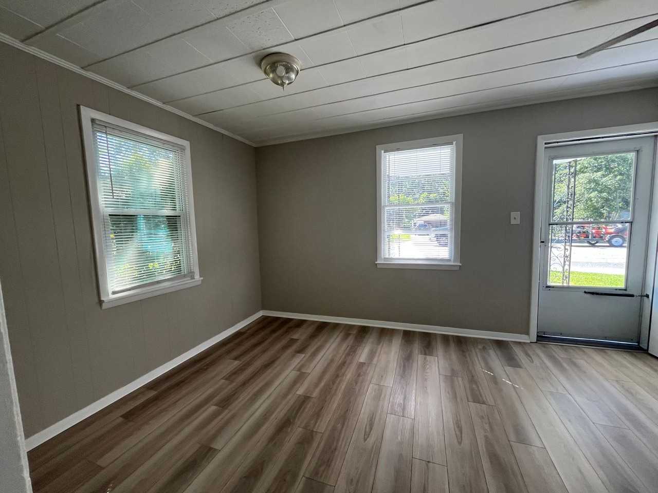 1960 Goshen Road - Photo 4 of 15