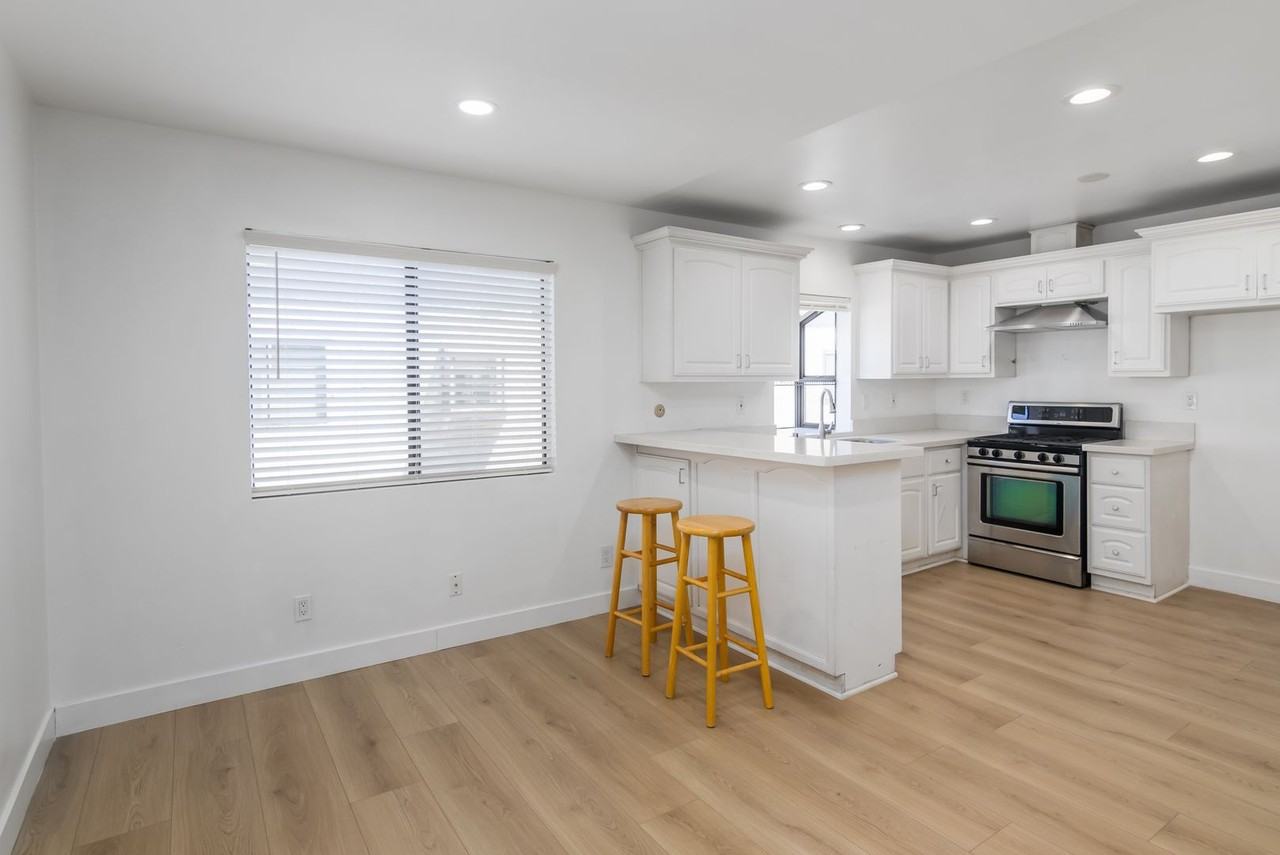 19230 Wyandotte St #15 - Photo 4 of 22