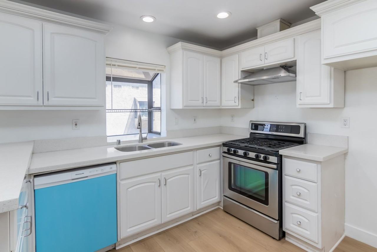 19230 Wyandotte St #15 - Photo 6 of 22