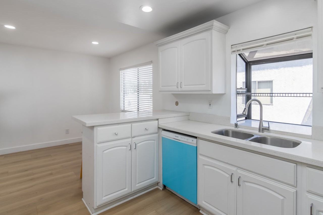 19230 Wyandotte St #15 - Photo 7 of 22