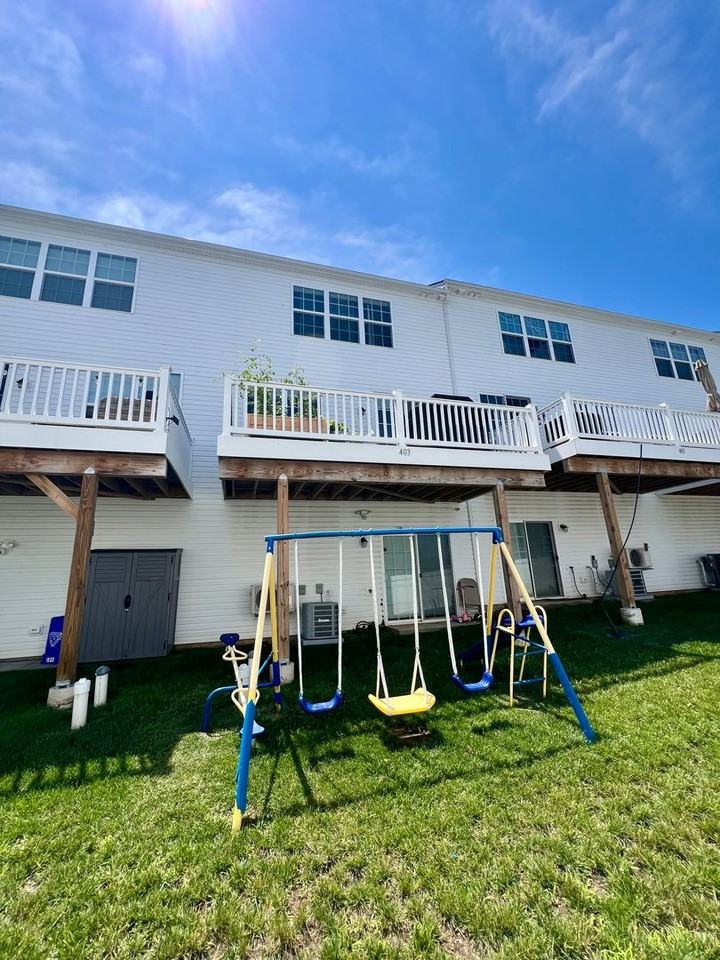 403 Hurst St - Photo 3 of 50