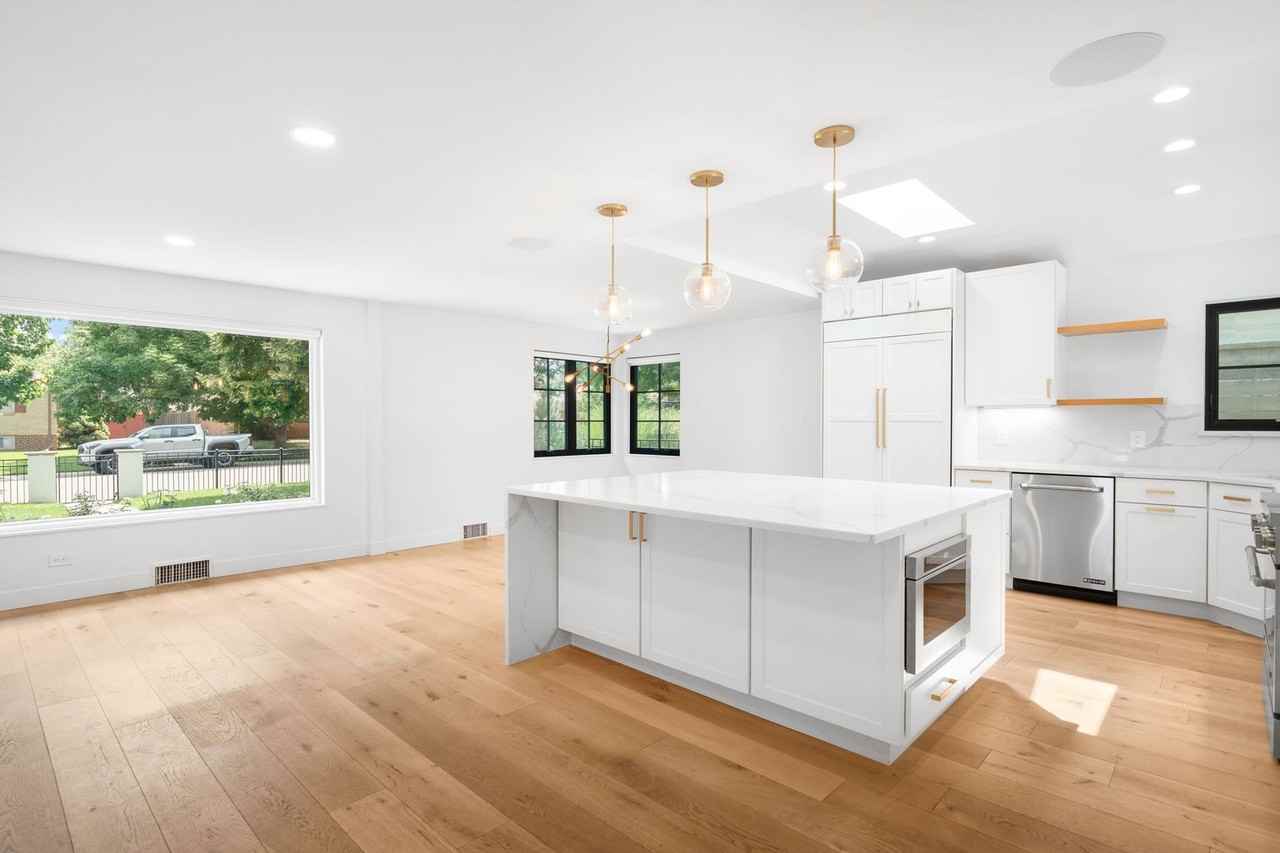 1065 S Monroe St - Photo 3 of 40