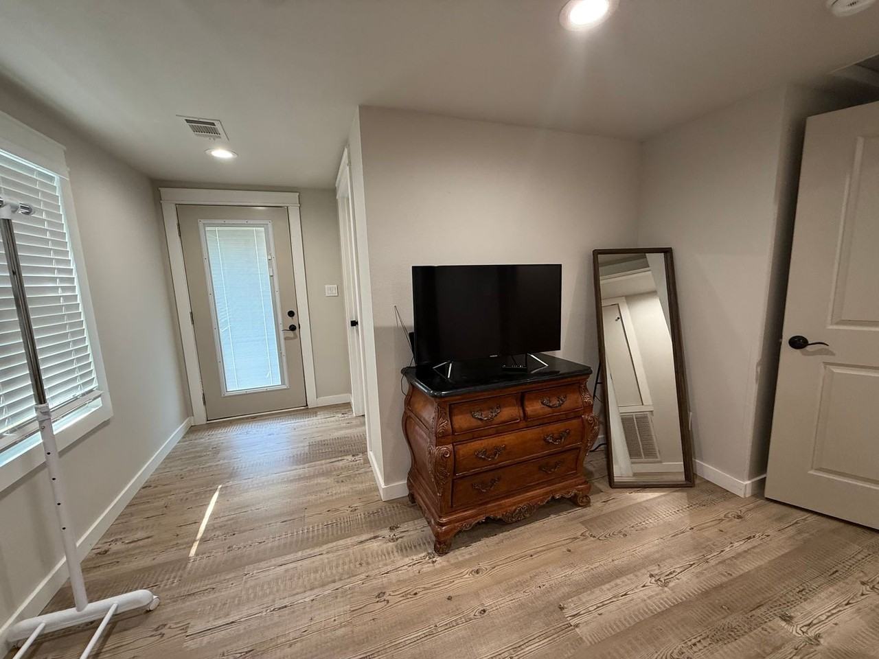 18466 Short St - Photo 4 of 11