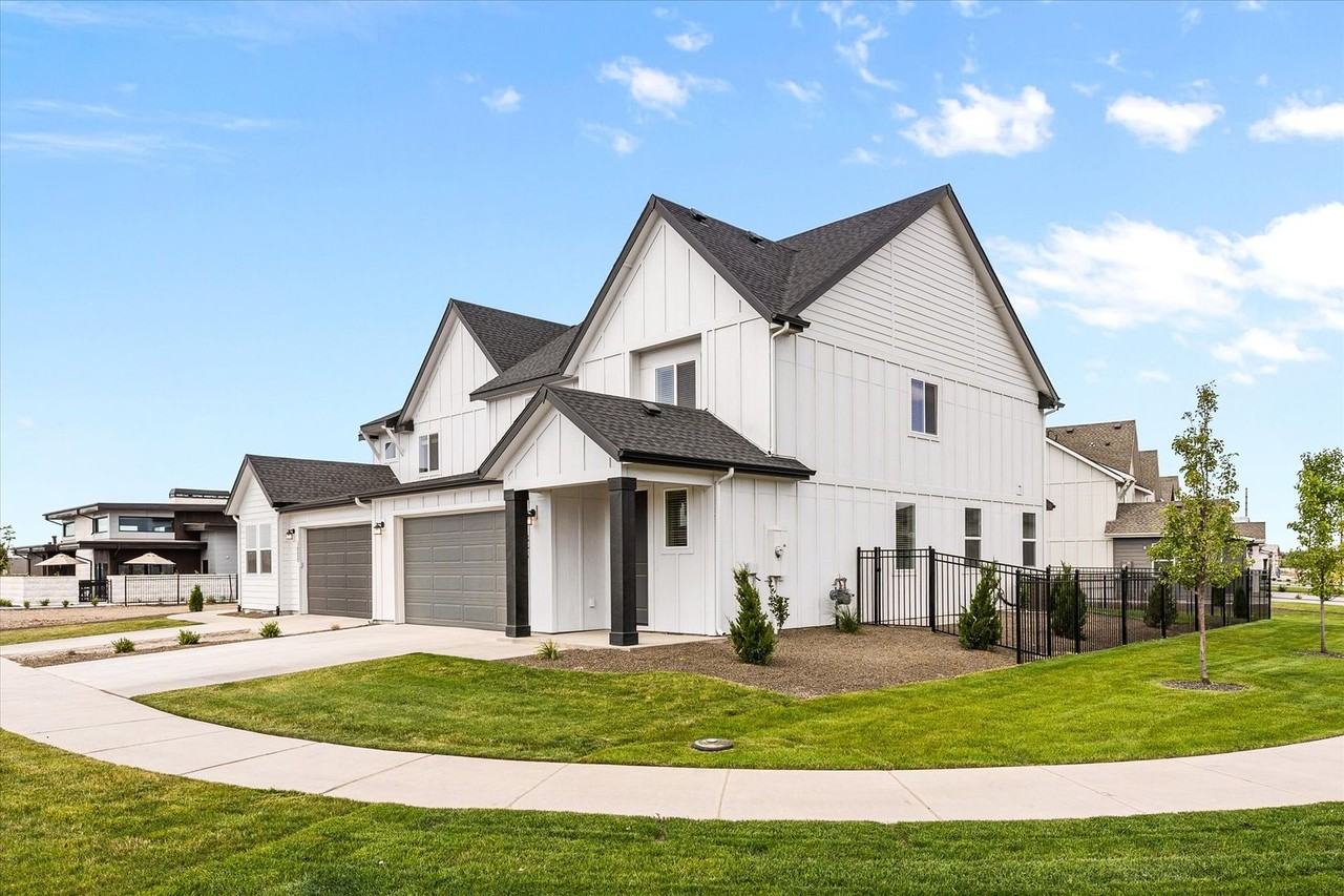 1845 North Black Cyprus Avenue - Photo 2 of 32