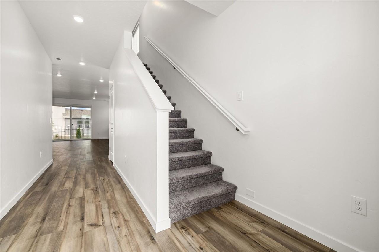 1845 North Black Cyprus Avenue - Photo 3 of 32