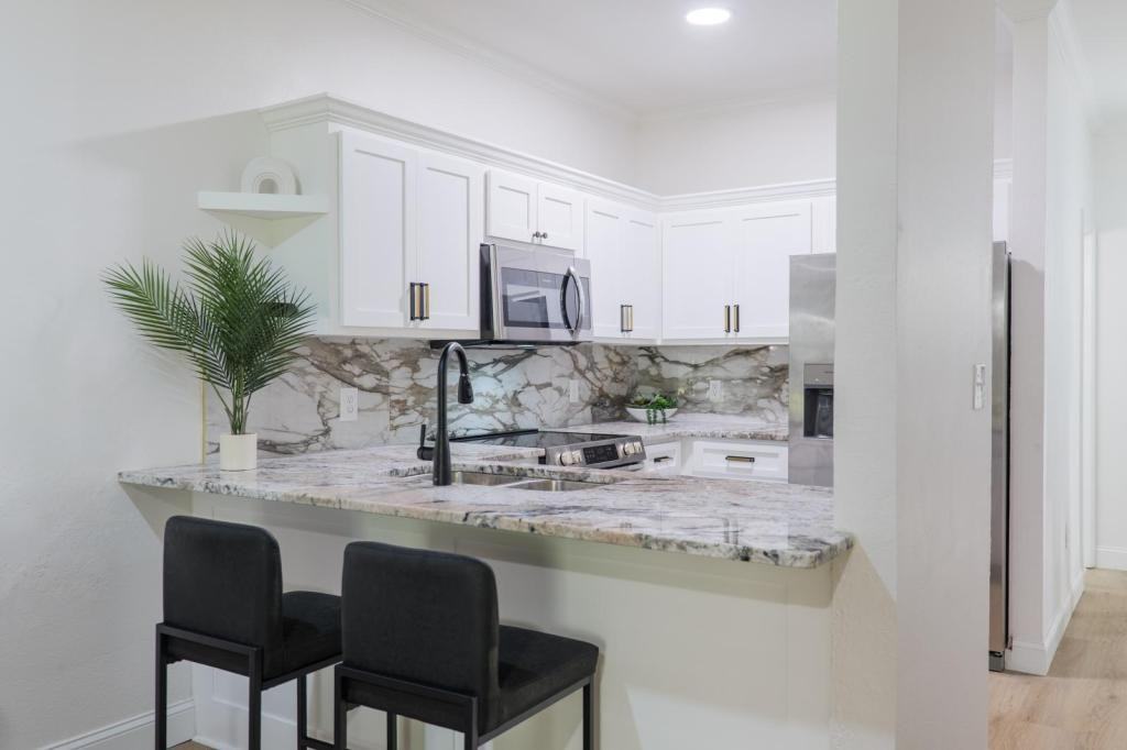 1412 Sustella Ave - Photo 2 of 41