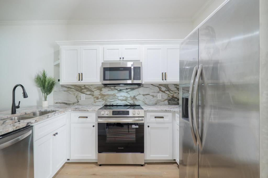 1412 Sustella Ave - Photo 3 of 41