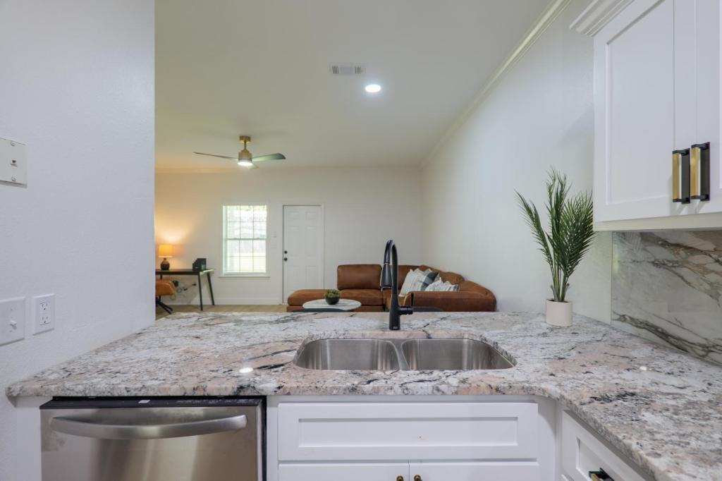 1412 Sustella Ave - Photo 6 of 41