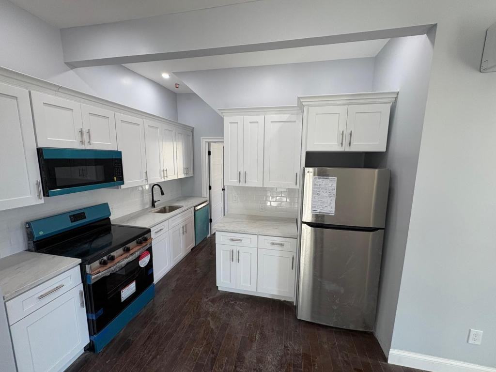 202 Carlisle St - Photo 2 of 6