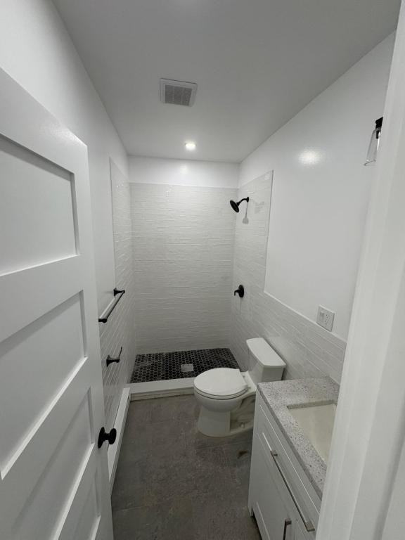 202 Carlisle St - Photo 3 of 6