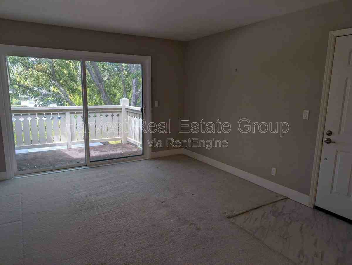 218 Shoreline Ct - Photo 3 of 9