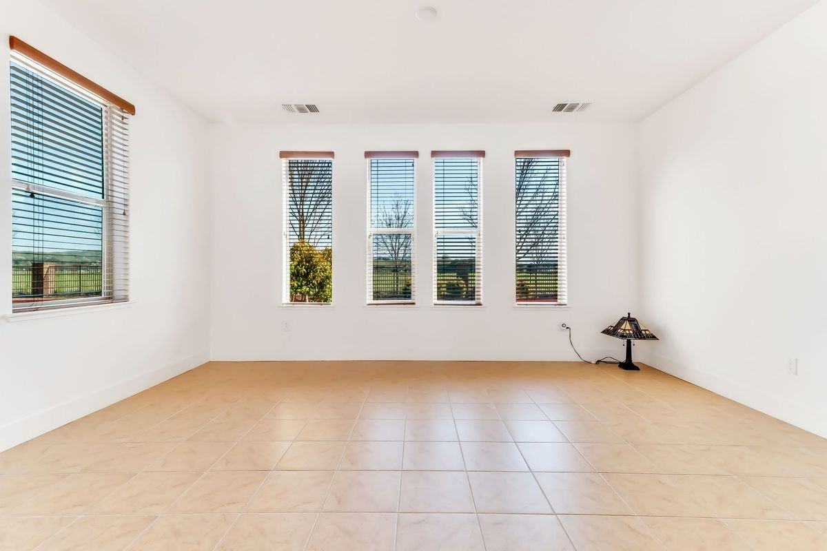 1433 Freeman Ln - Photo 3 of 30