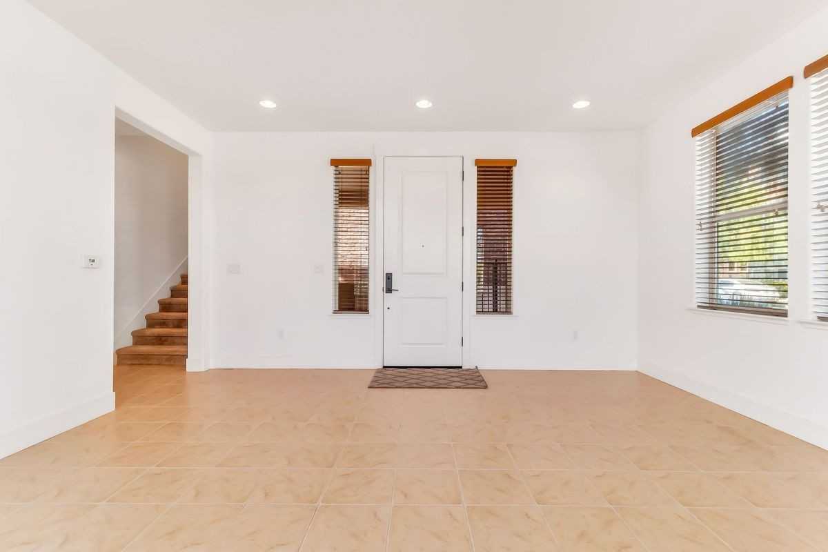 1433 Freeman Ln - Photo 4 of 30