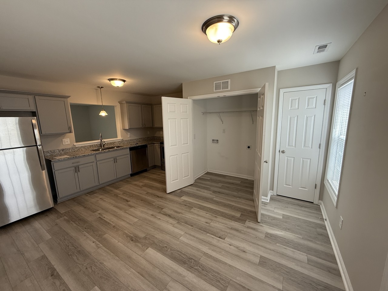 321 S Pointe Dr #A - Photo 4 of 17