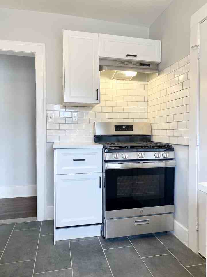 139 E Henry St #139-2 - Photo 3 of 11