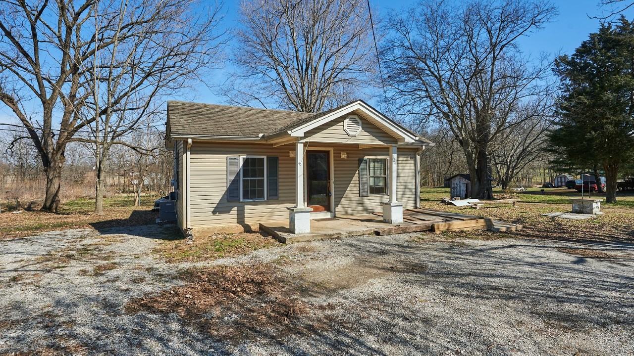 124 Railroad St - Photo 2 of 13