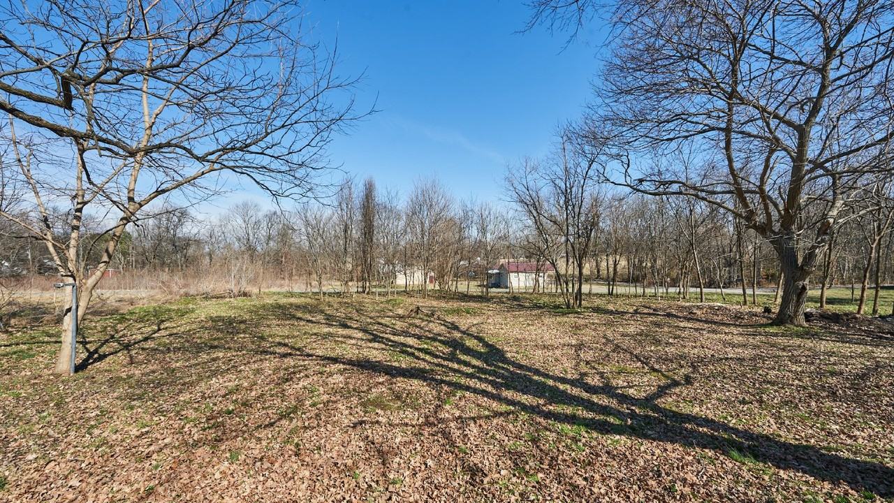 124 Railroad St - Photo 3 of 13