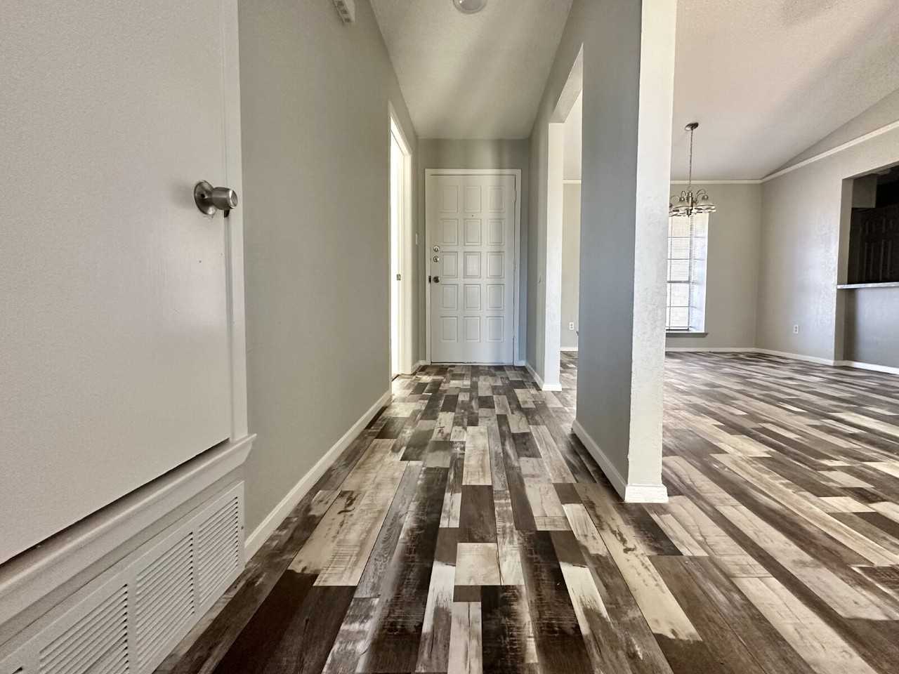 504 N Englewood Ave - Photo 2 of 19