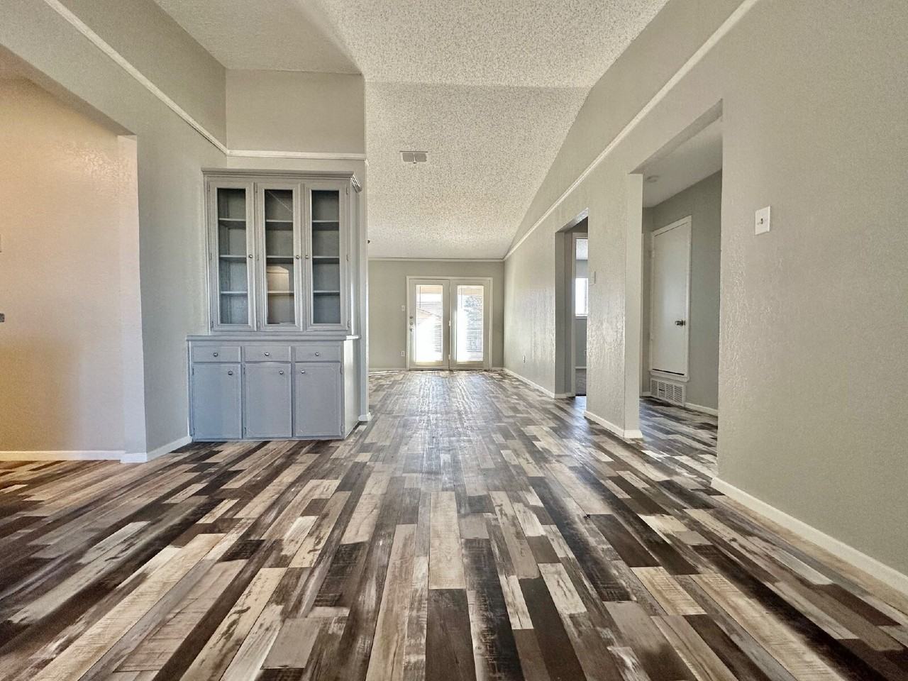 504 N Englewood Ave - Photo 4 of 19