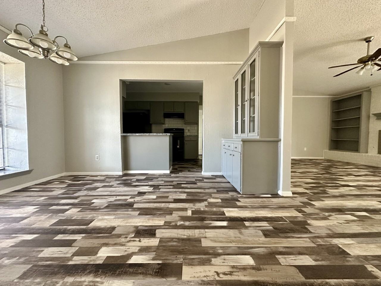 504 N Englewood Ave - Photo 5 of 19