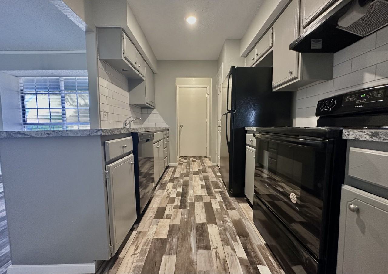504 N Englewood Ave - Photo 6 of 19