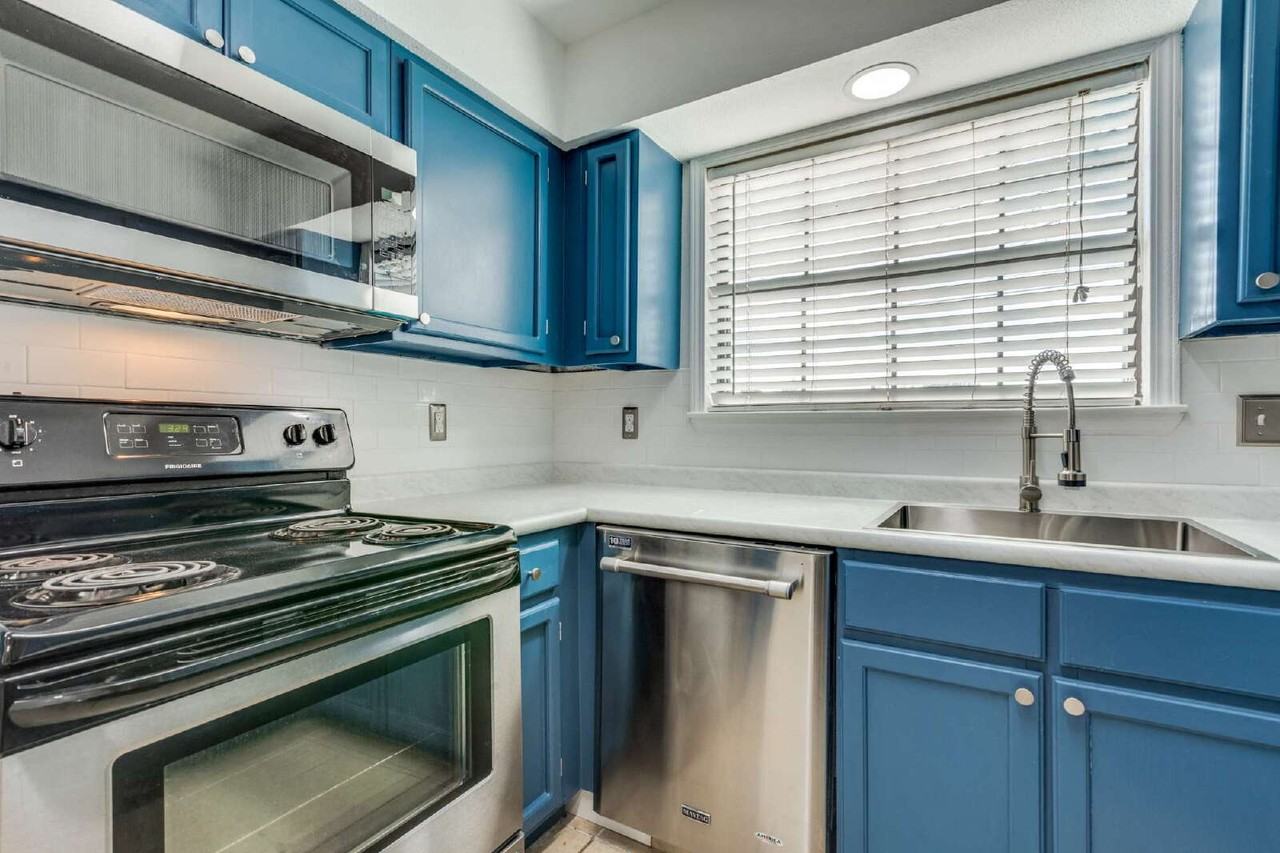 10571 Starcrest Dr - Photo 6 of 34