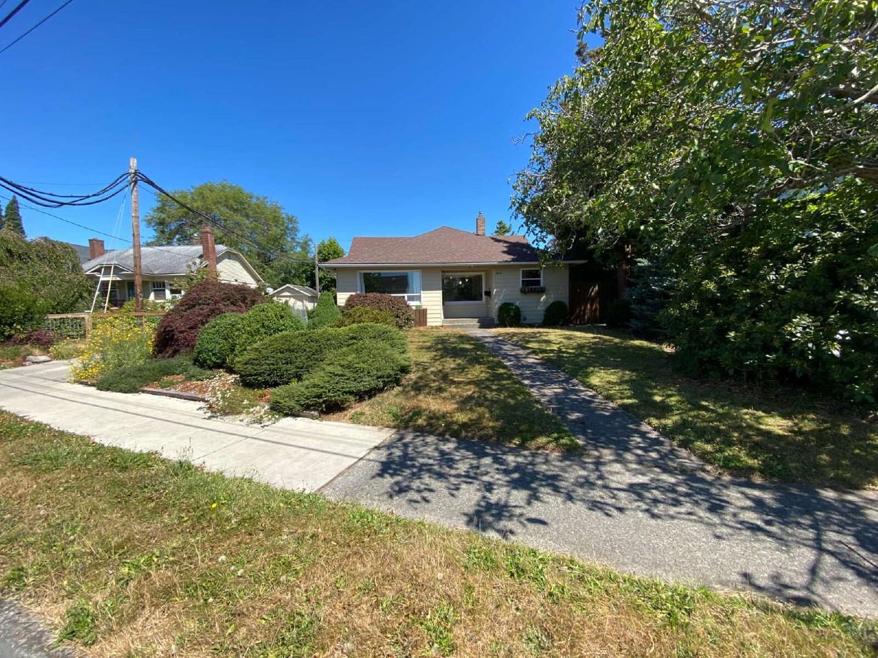 2612 Eldridge Ave - Photo 3 of 32