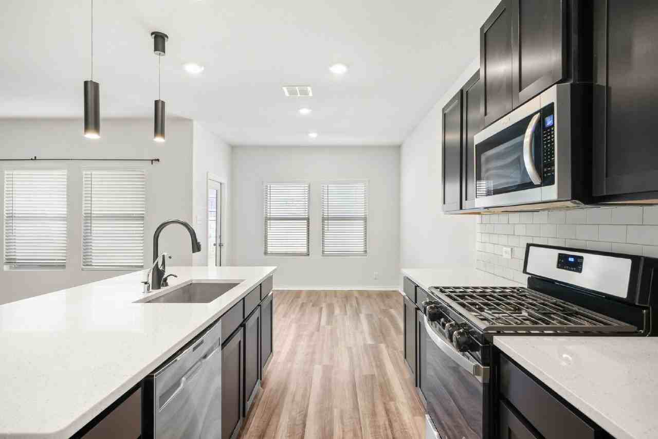 6911 Stout Way - Photo 7 of 35