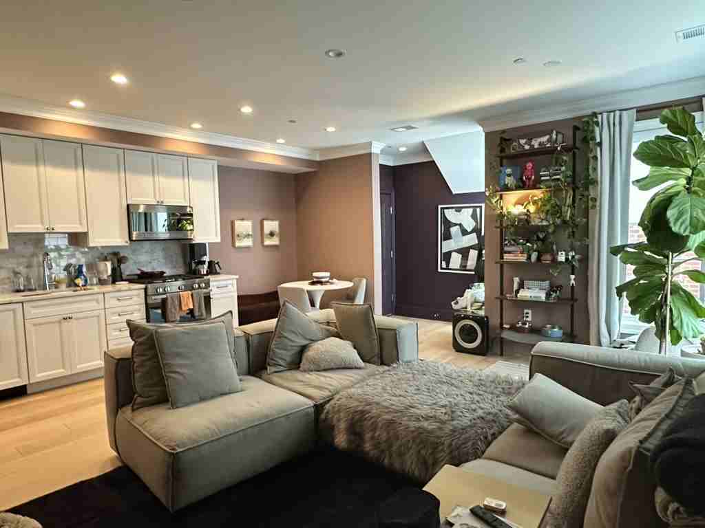 710 E St Se #6 - Photo 2 of 13