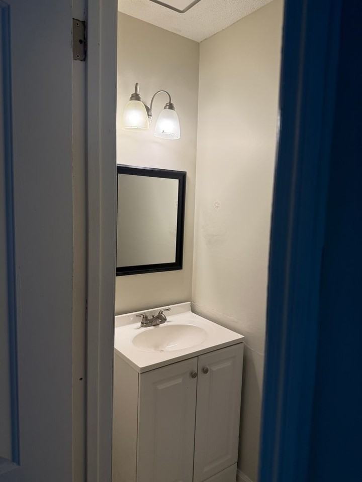 1630 S Smith St - Photo 3 of 19