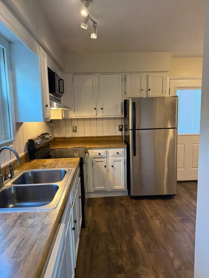 1630 S Smith St - Photo 5 of 19