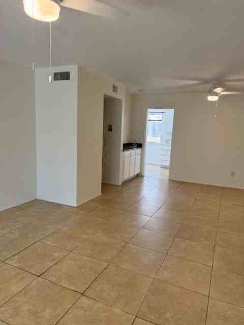 13959 Victory Boulevard - Photo 2 of 16