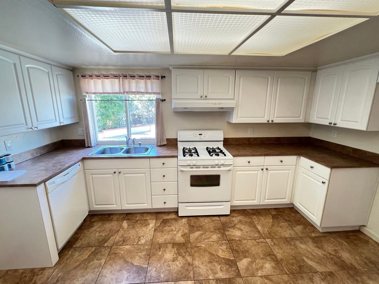 1205 N Piedmont Dr - Photo 5 of 18