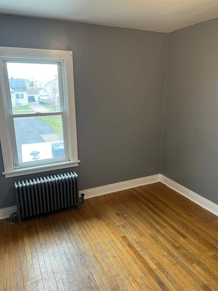 147 Roswell Avenue - Photo 4 of 12