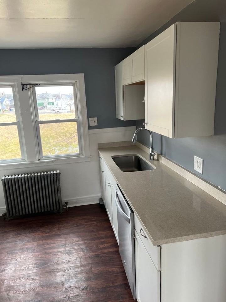 147 Roswell Avenue - Photo 5 of 12