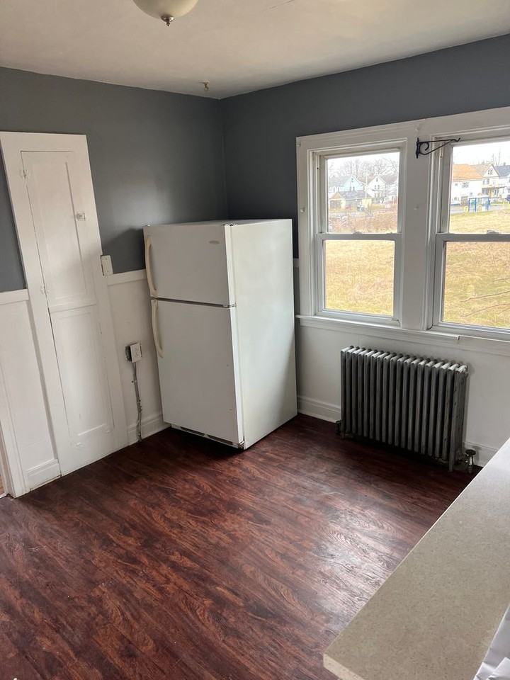 147 Roswell Avenue - Photo 6 of 12