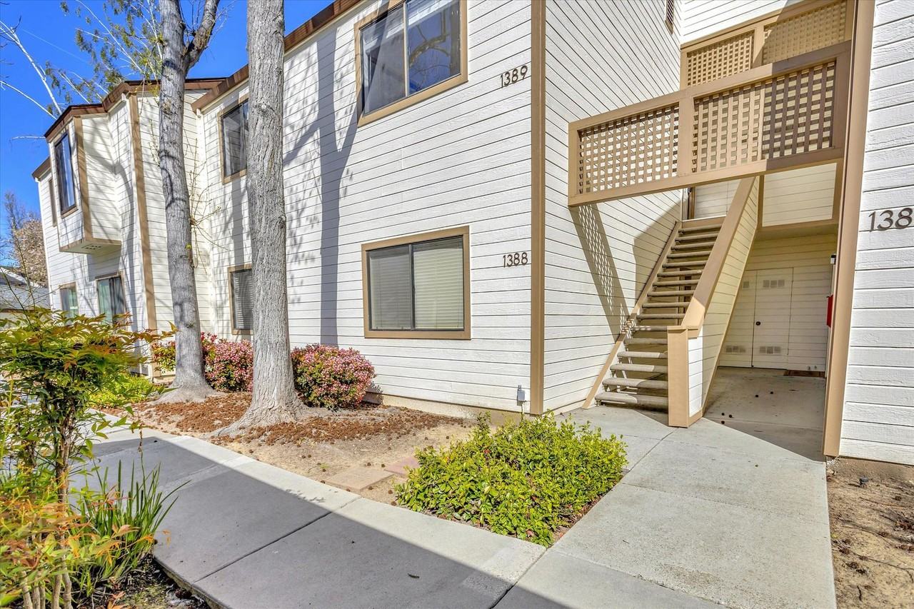 1389 Meadow Ridge Cir - Photo 2 of 39